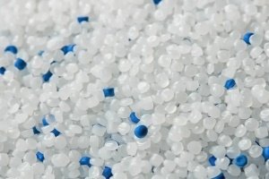 На рынке пластмасс в первичных формах лидирующую позицию занимает производство полимеров этилена с долей порядка 30%